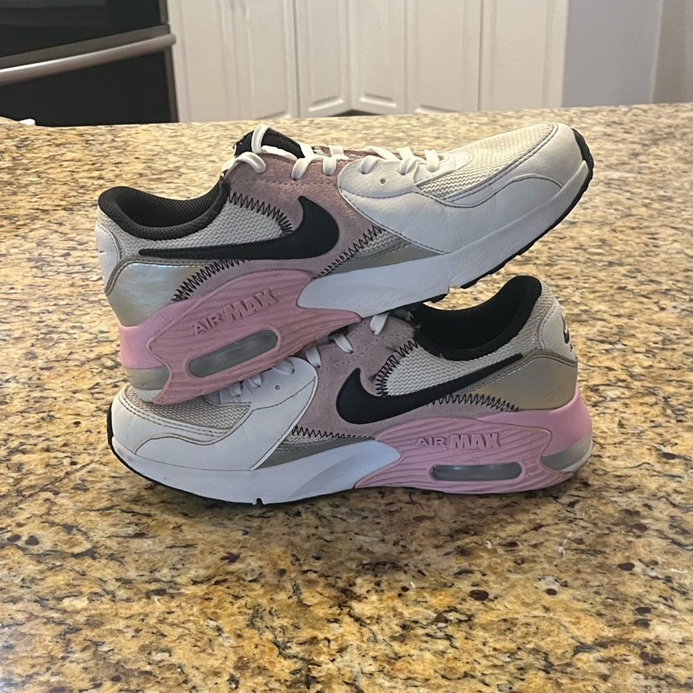 Woman’s Nike Air Max Excee White Light Artic Pink Size 7! - Picture 1 of 8